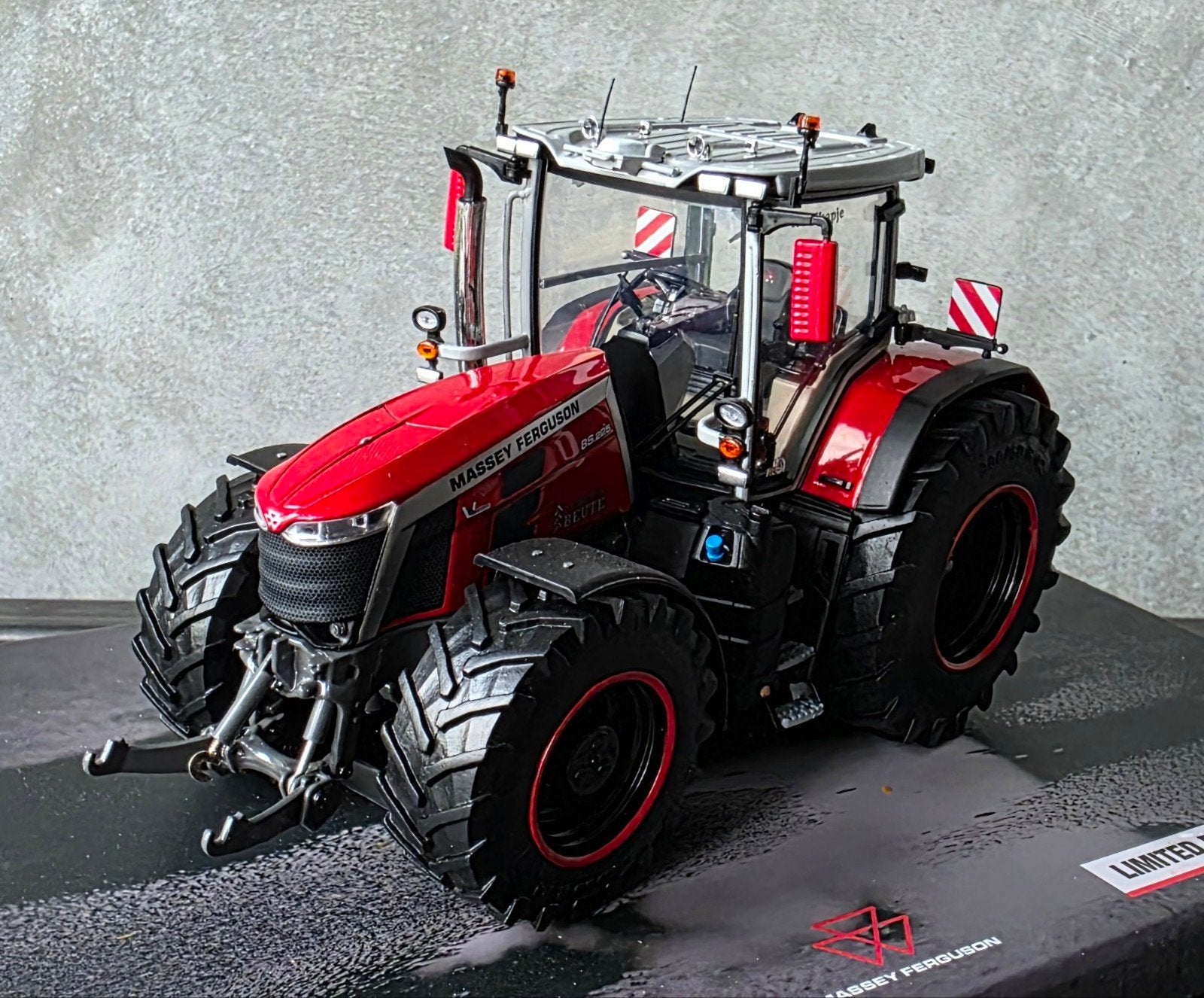 Verbouwde Massey Ferguson 8S.225 Loonbedrijf Beute 1:32, Hobby en Vrije tijd, Ophalen of Verzenden, Nieuw, Tractor of Landbouw