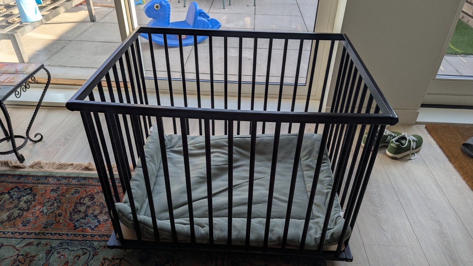 Zwarte houten box met wieltjes, Kinderen en Baby's, Boxen, Ophalen, Gebruikt, Vierkant, Wieltjes