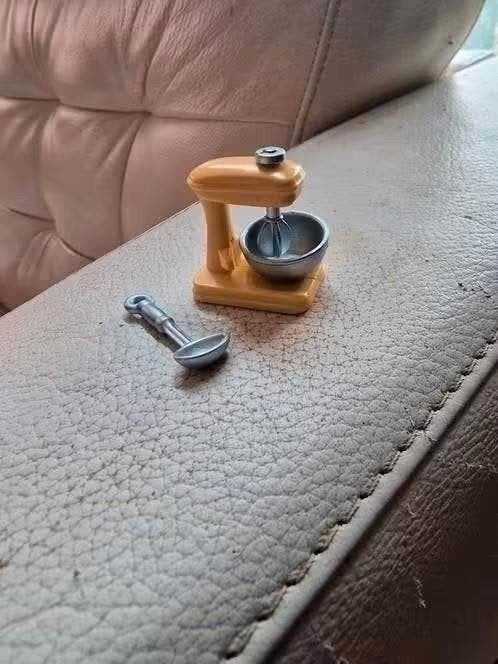 Miniatuur mixer met lepel voor poppenhuis, Ophalen of Verzenden, Zo goed als nieuw