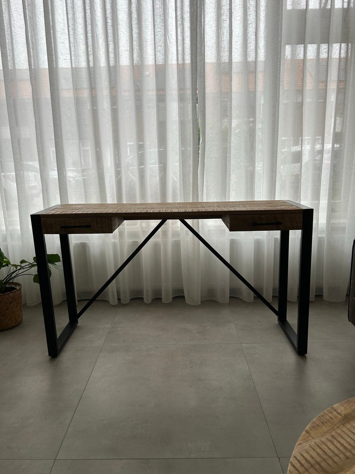 Industriële sidetable van mangohout met metalen frame, Ophalen, 100 tot 150 cm, Zo goed als nieuw, Overige houtsoorten