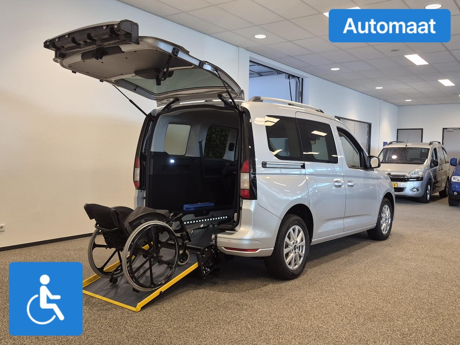 Ford Tourneo Connect L1 Rolstoelauto Automaat 3+1 of 5+0, Automaat, 12 maanden, Stof, Zwart