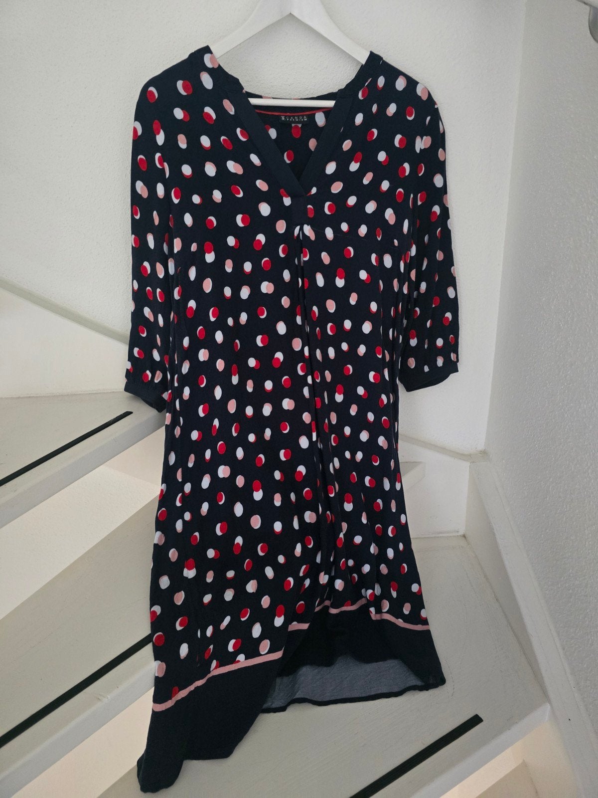 Zwarte jurk met stippen, maat 42, Kleding | Dames, Ophalen, Zwart, Maat 42/44 (L), Gedragen