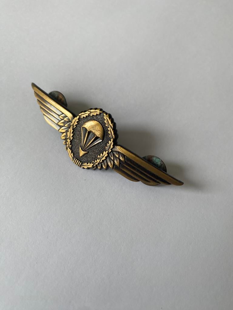 Originele Duitse parawing metaal bronskleur, Verzamelen, Militaria | Algemeen, Verzenden, Landmacht, Duitsland, Embleem of Badge
