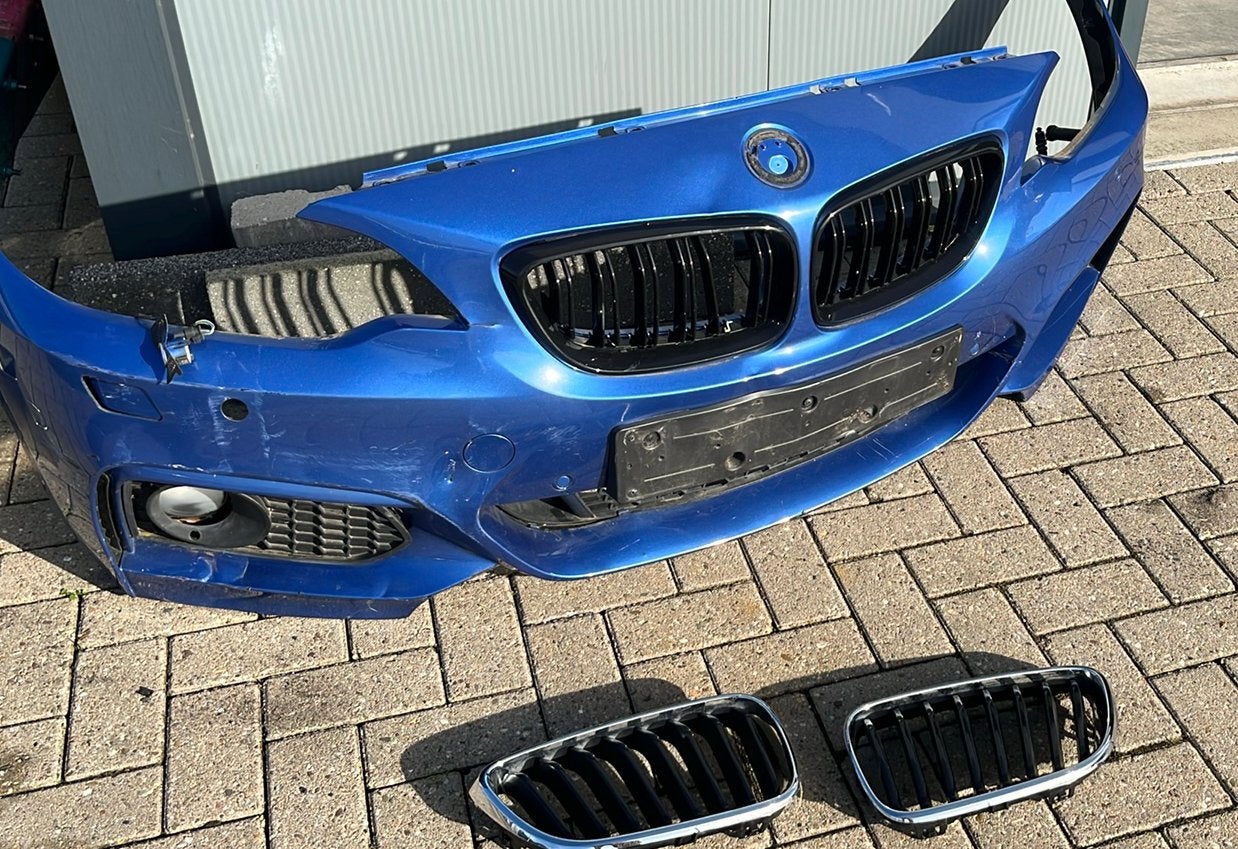 Beschadigde voorbumper BMW F22 met losse nieren, Ophalen, Gebruikt, Voor, Bumper