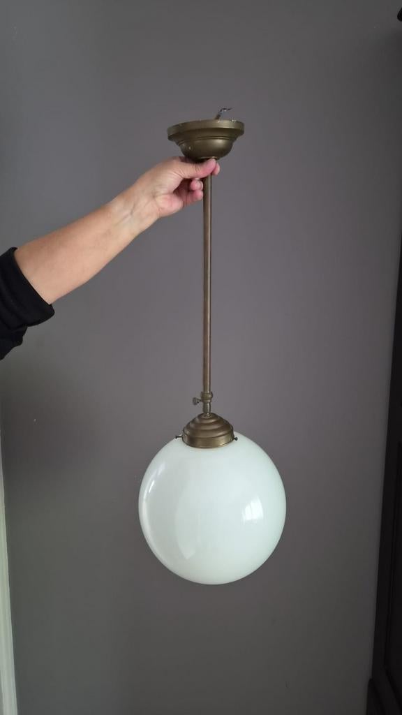 Vintage Schoollamp - Messing Armatuur met Melkglazen Bol, Antiek en Kunst, Ophalen of Verzenden