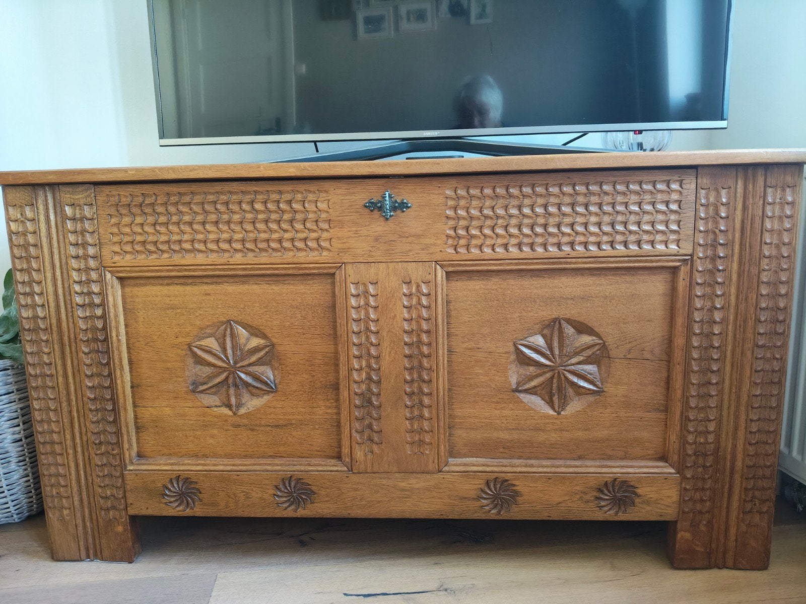 Eikenhouten TV-meubel met houtsnijwerk, Ophalen