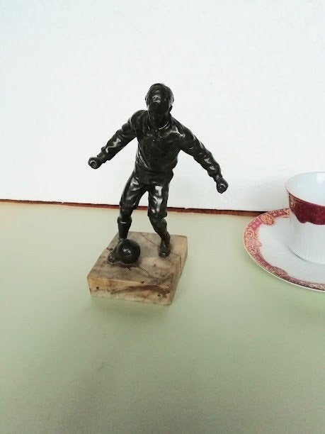 Voetballer beeldje metaal (geen brons) op sokkel, Ophalen of Verzenden, Gebruikt, Mens