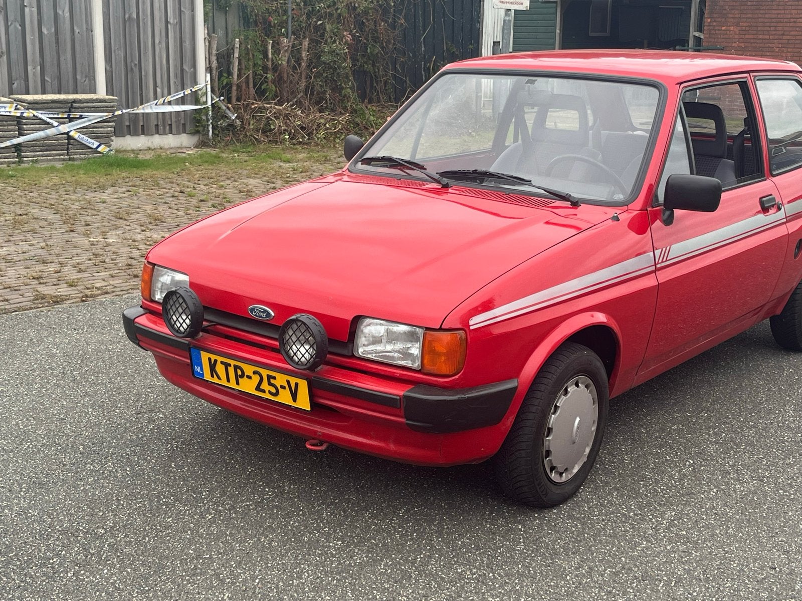 Ford fiesta 1.1 bouwjaar 1987 Rood, Auto's, Voorwielaandrijving, 49 pk, 1087 cc, Handgeschakeld