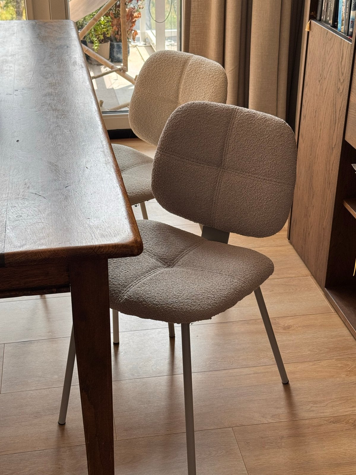 Set van 4 Teddy eetkamerstoelen met (2 grijs, 2 crème), Huis en Inrichting, Stoelen, Zo goed als nieuw, Vier, Metaal, Overige kleuren