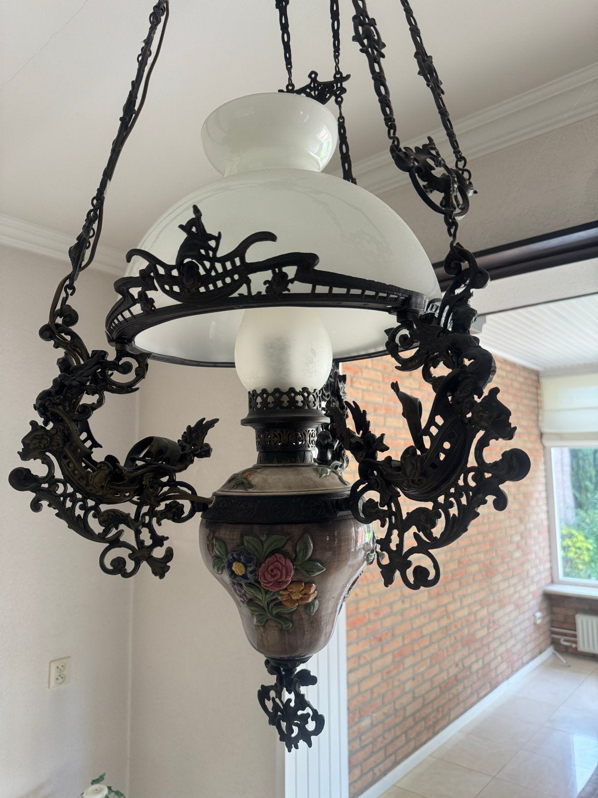 Antieke hanglamp met gedetailleerde versieringen, Ophalen