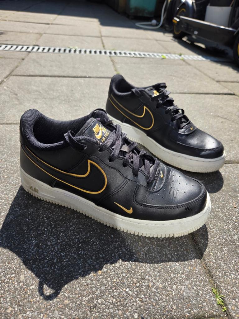 Nike Air Force 1 Zwart Goud Sneakers maat 39, Kleding | Dames, Schoenen, Ophalen of Verzenden, Gedragen, Zwart