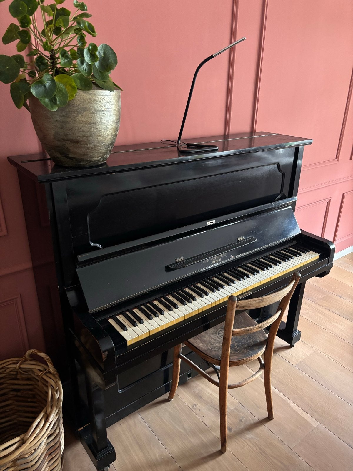 Zwarte piano, gebruikt.