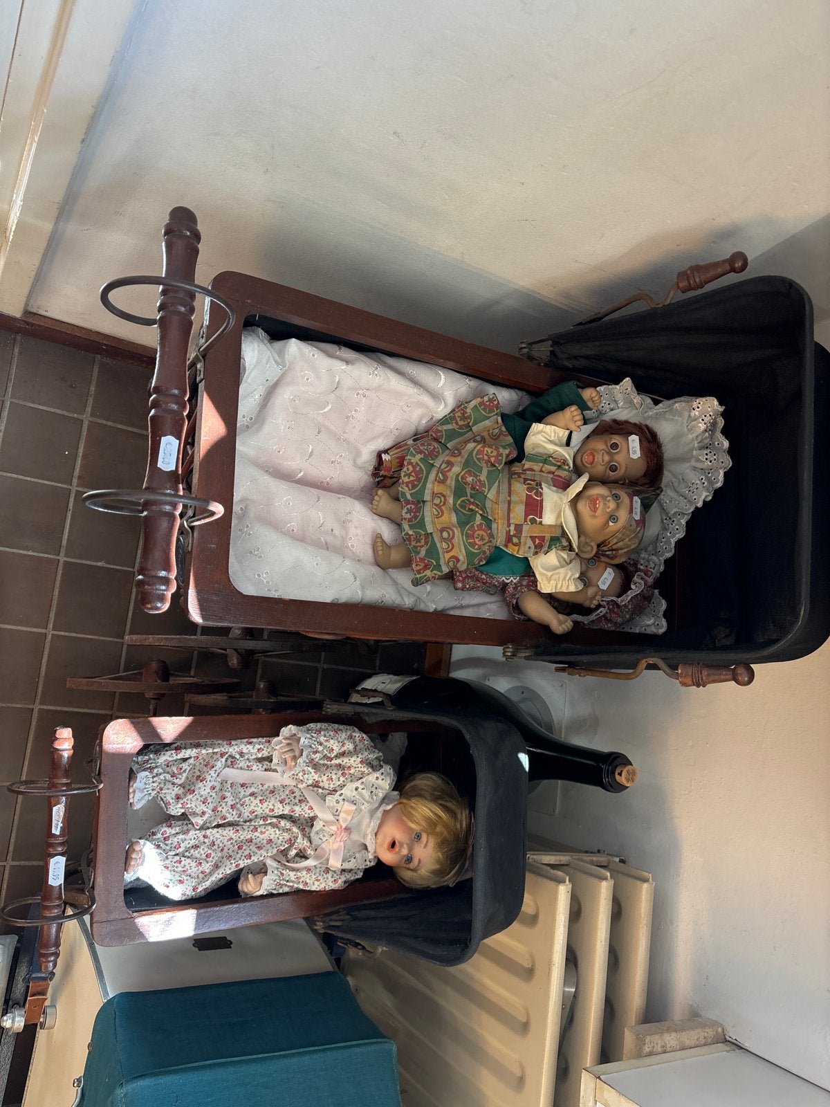 Antieke poppen en kinderwagen, Ophalen