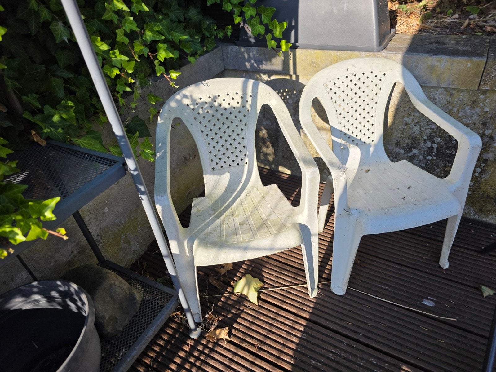 2x Gebruikte witte plastic kinder tuinstoelen, Tuin en Terras, Tuinstoelen, Ophalen, Gebruikt, Plastic