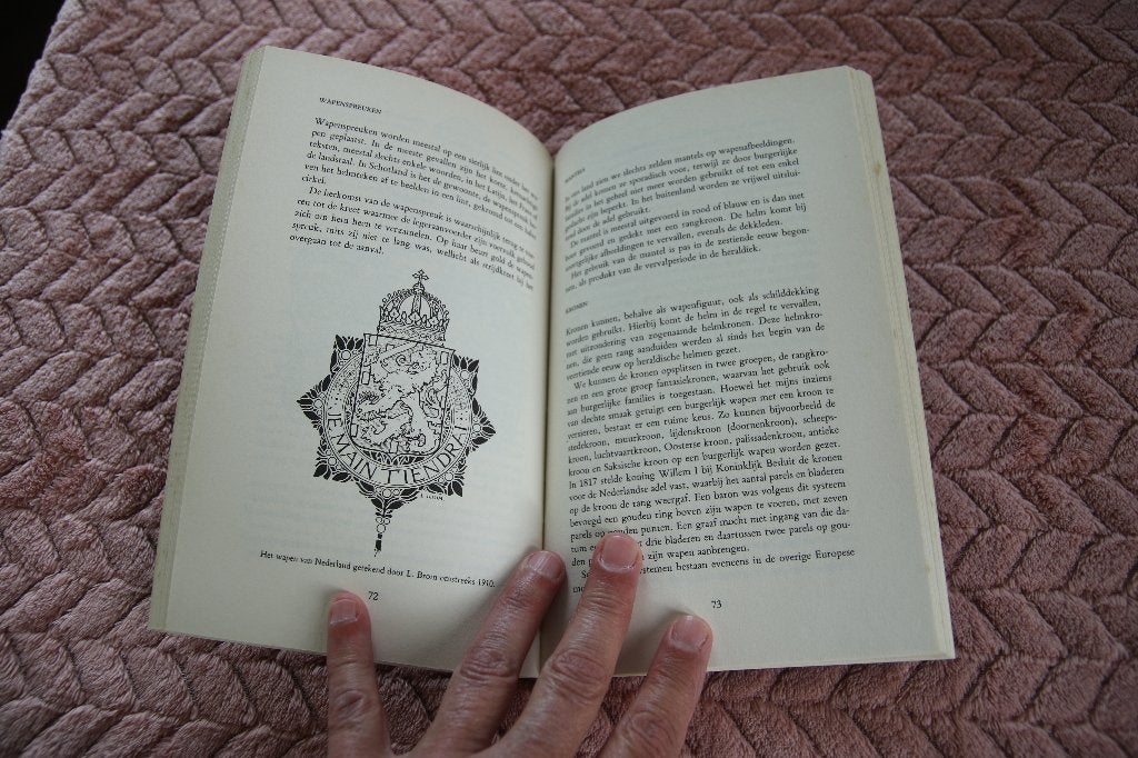 Familiewapens. oorsprong en betekenis, Ophalen of Verzenden, Gelezen