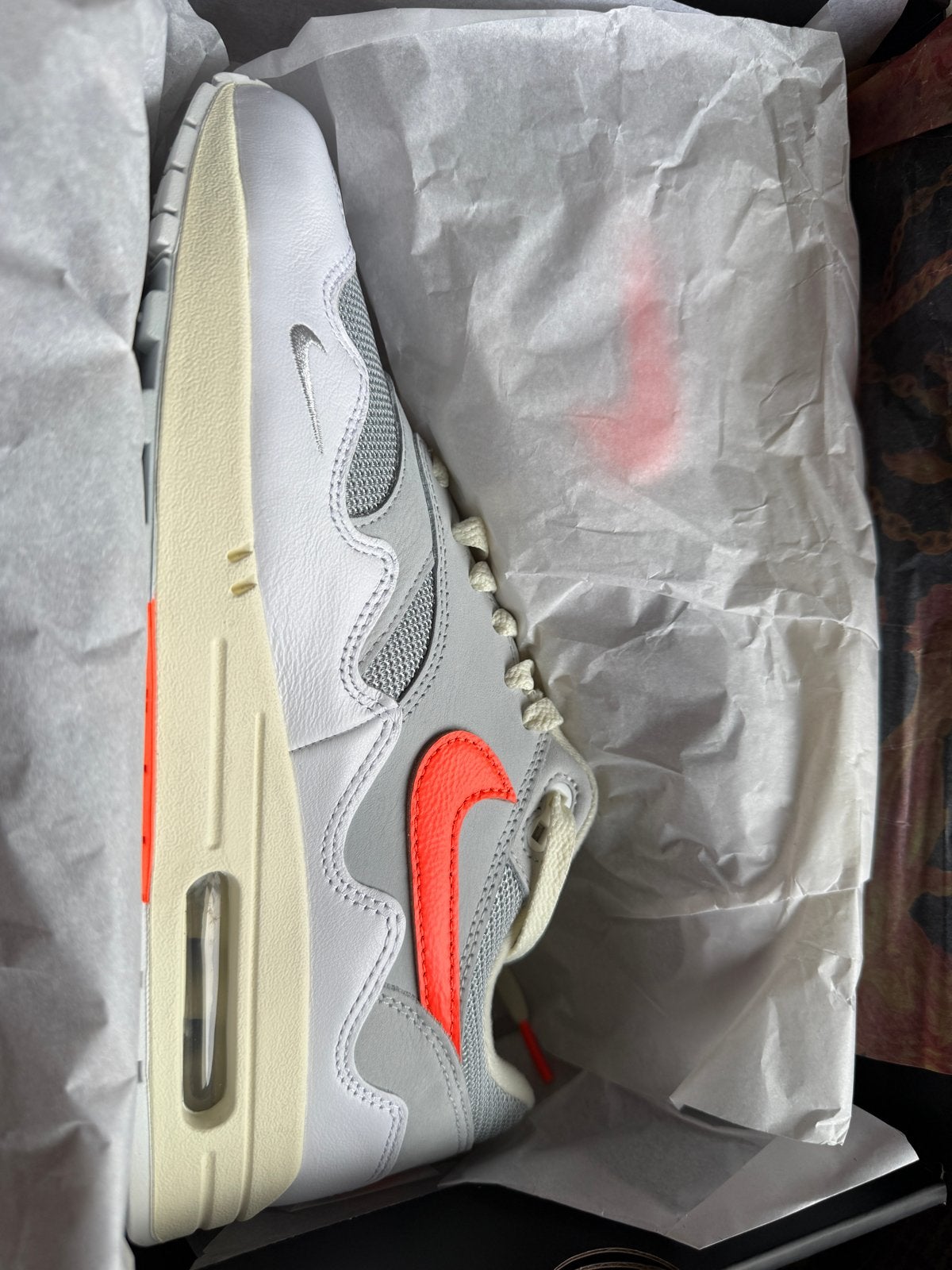 NIKE AIR MAX 1 PATTA WAVES 'WHITE HYPER CRIMSON maat 42.5, Kleding | Heren, Schoenen, Ophalen, Overige kleuren, Nieuw, Sneakers of Gympen