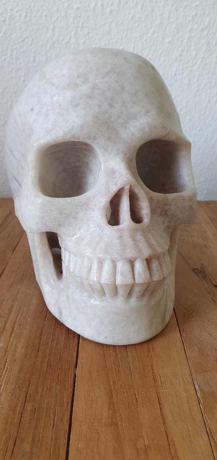 Schedel van roze serpentijn, Ophalen