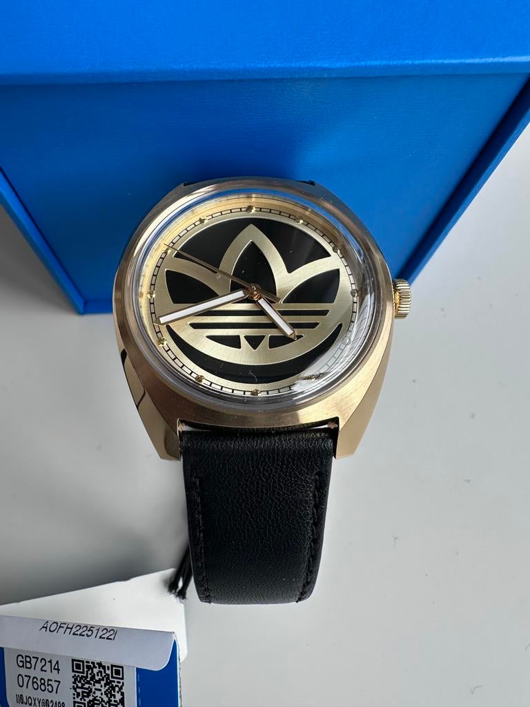 Nieuw Adidas Fashion Horloge Goudkleurig Zwart Leren Bandje, Ophalen of Verzenden, Zo goed als nieuw, Zwart, Jongen of Meisje