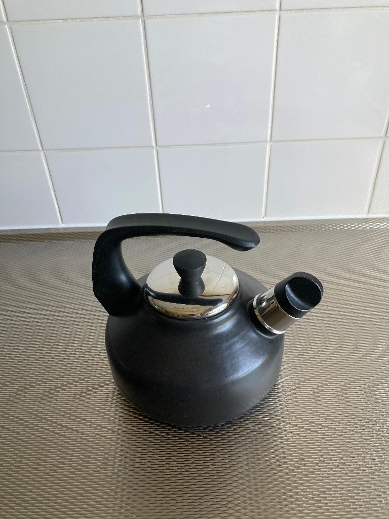 NIEUW - BK Fluitketel mat zwart emaille 1,6 liter, Overige materialen, Overige typen, Nieuw, Ophalen of Verzenden