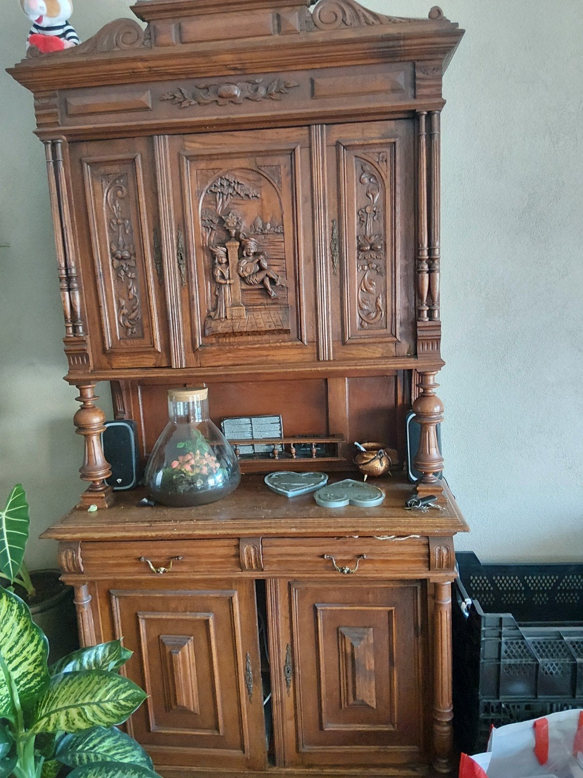 Antieke houten kast met houtsnijwerk, Ophalen