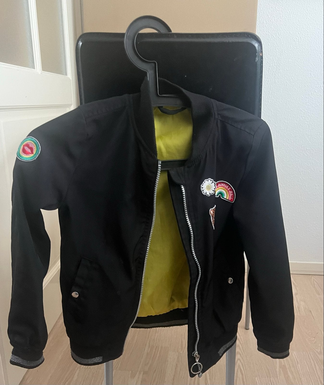 Zwarte bomberjack met patches - Maat 134, Ophalen, Gebruikt, Meisje, Jas