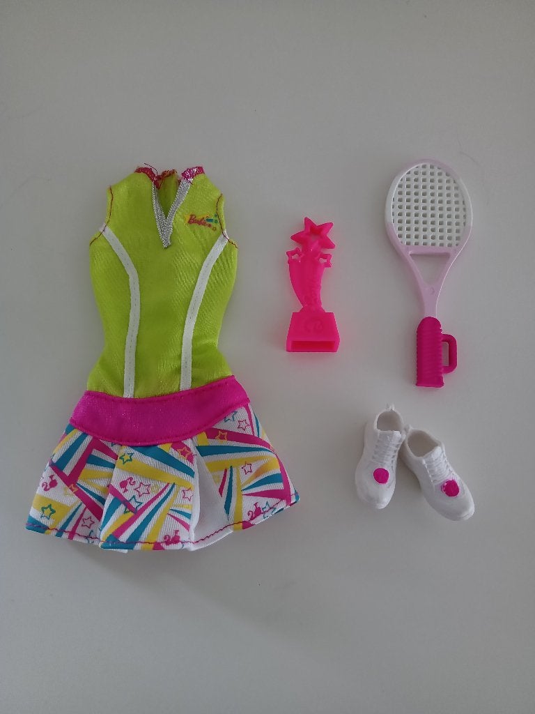 Kledingsetje van Team Barbie I Can Be Tennis Champion W3767, Verzamelen, Ophalen of Verzenden, Zo goed als nieuw, Kleertjes