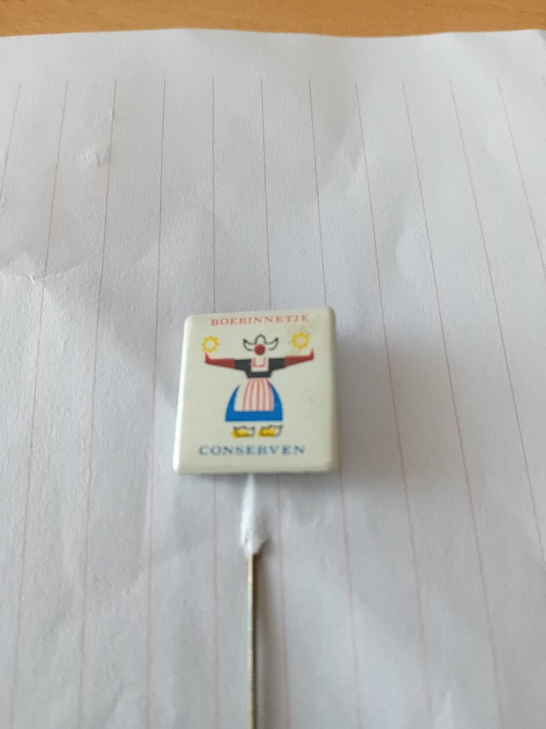 Pin - Boerinnetje conserven, Ophalen of Verzenden, Zo goed als nieuw, Merk, Speldje of Pin