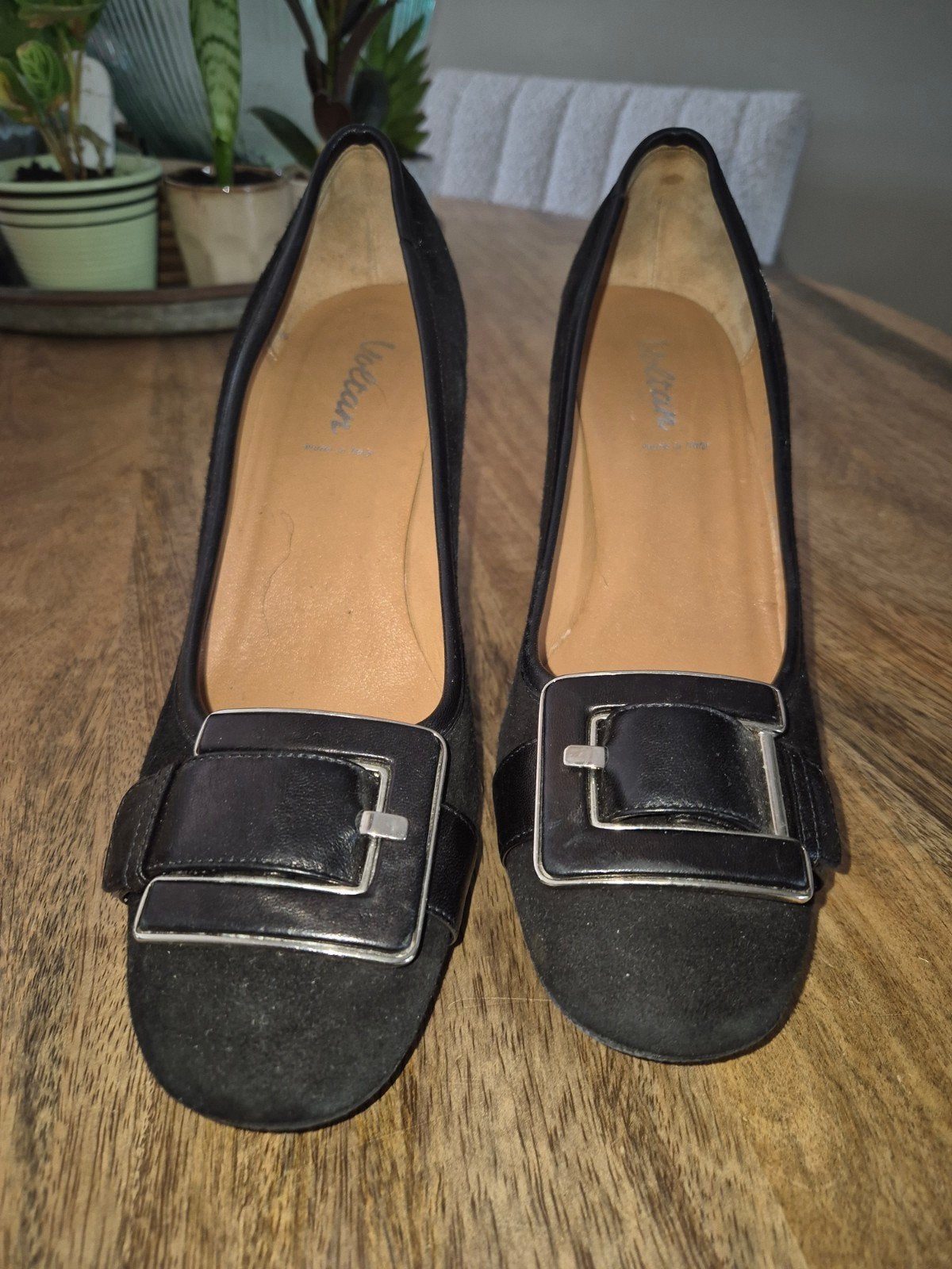 Voltan zwarte suède pumps met gesp, maat 40, Pumps, Zwart, Voltan, Ophalen of Verzenden