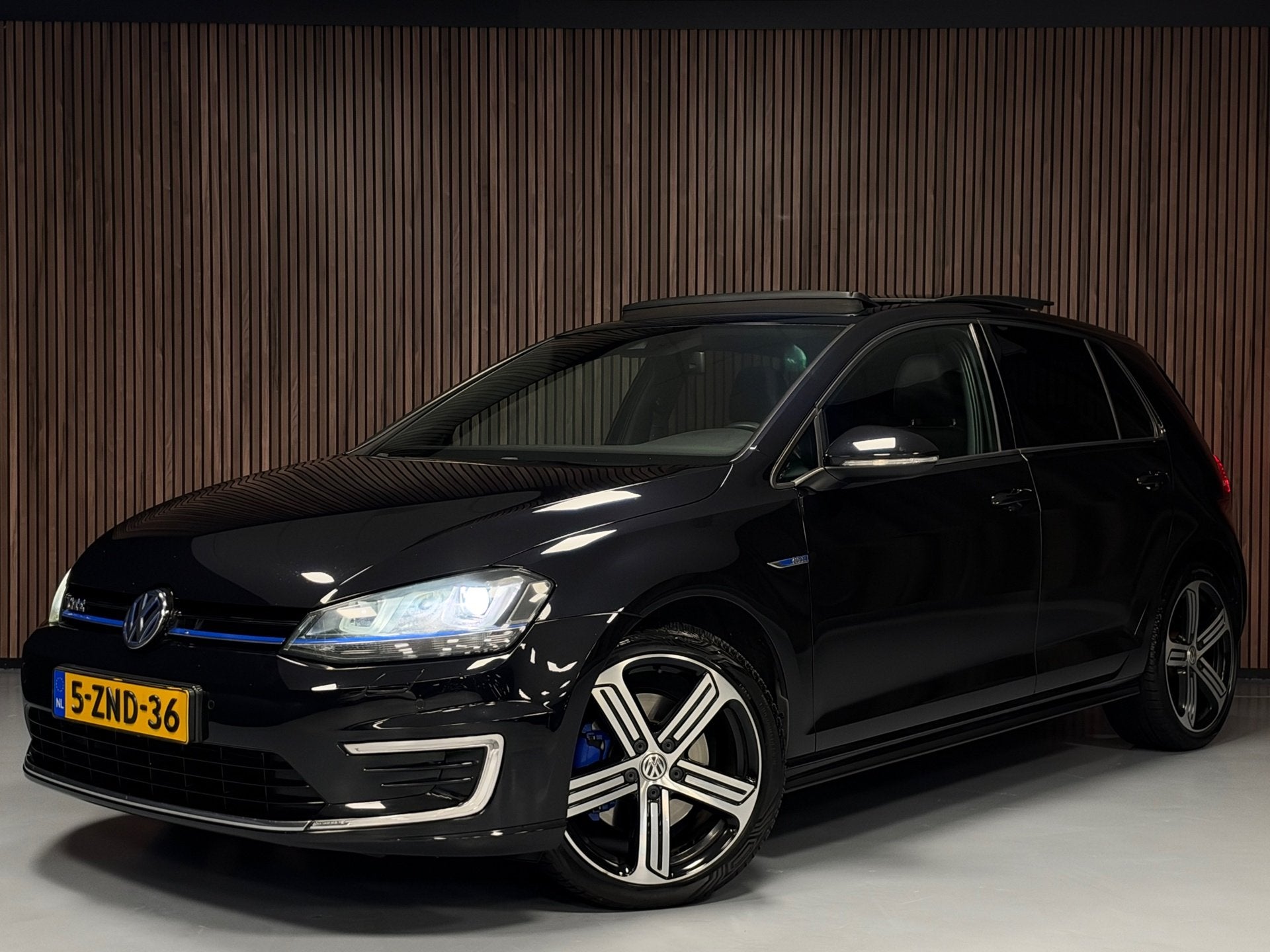 Volkswagen Golf 1.4 TSI GTE 300PK|PANORAMADAK|APPLE CARPLAY|, Auto's, Gebruikt, Zwart, 1499 kg, 84 €/maand
