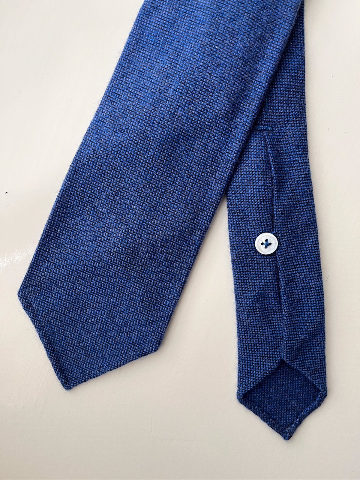 Handgemaakte cashmere das Viola Milano. 7-fold. Nieuw., Ophalen of Verzenden, Nieuw, Blauw, Effen