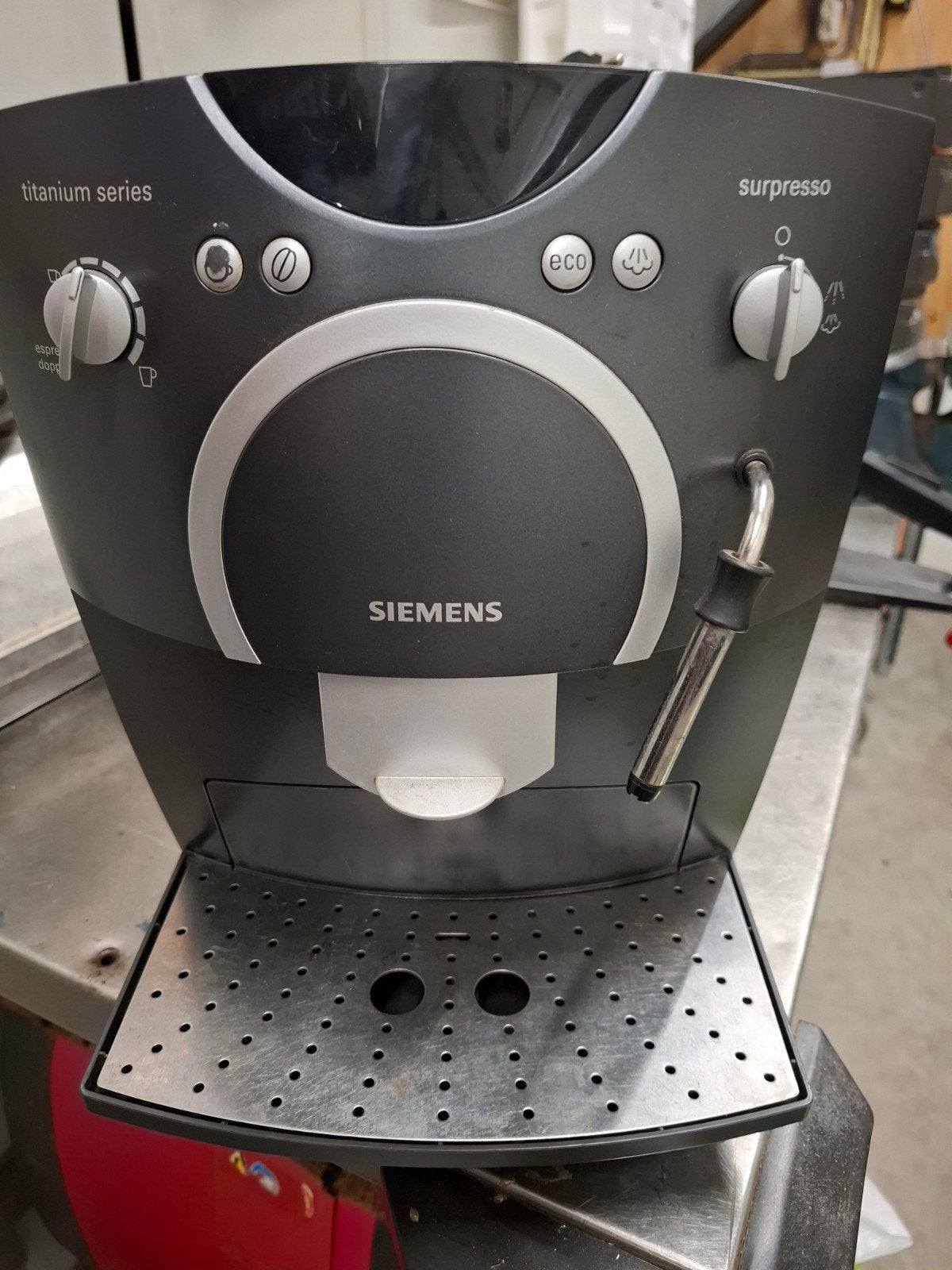 Siemens Surpresso Titanium staat in de beveiliging, Gebruikt, Espresso apparaat, Ophalen of Verzenden, Afneembaar waterreservoir