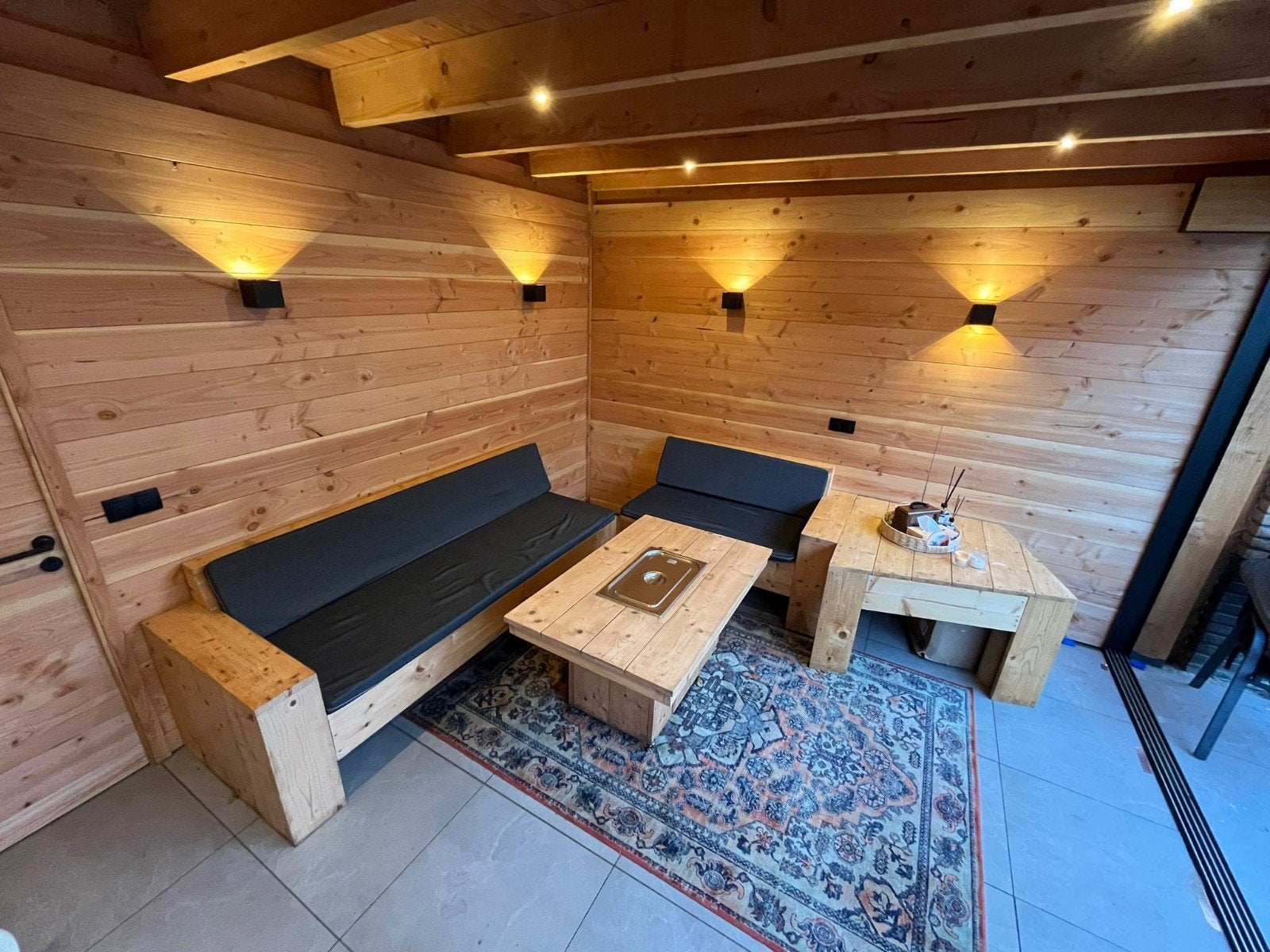 PRIJS VERLAAGD Houten hoekbank met salontafel en bijzettafel, Tuin en Terras, Ophalen, Zo goed als nieuw