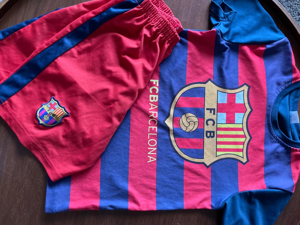 Kinder voetbaltenu FC Barcelona - Thuis tenue, Maat XS of kleiner, Ophalen of Verzenden, Zo goed als nieuw, Set
