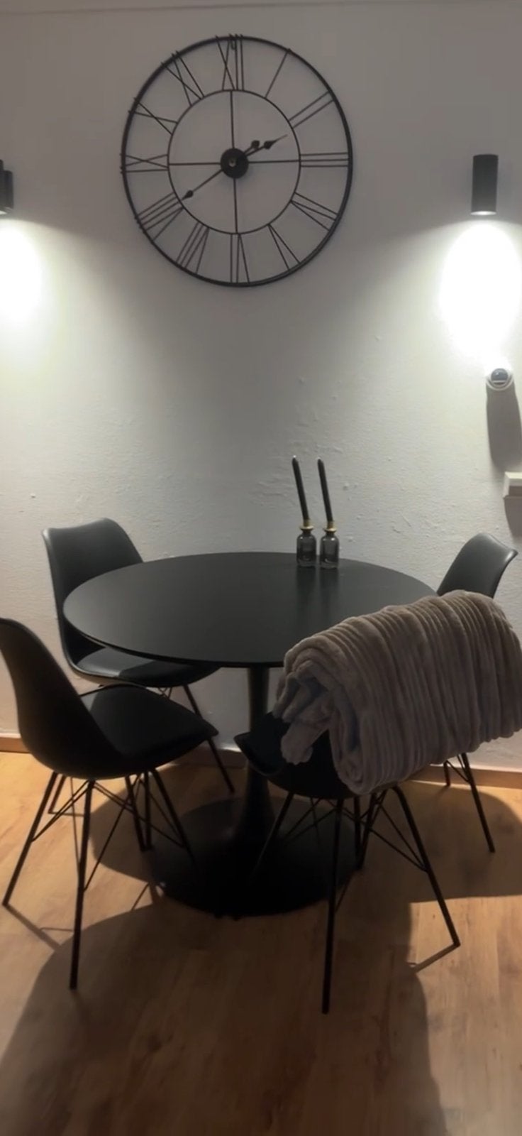 Tafel en stoelen JYSK, Ophalen, Zo goed als nieuw, Rond, 100 tot 150 cm