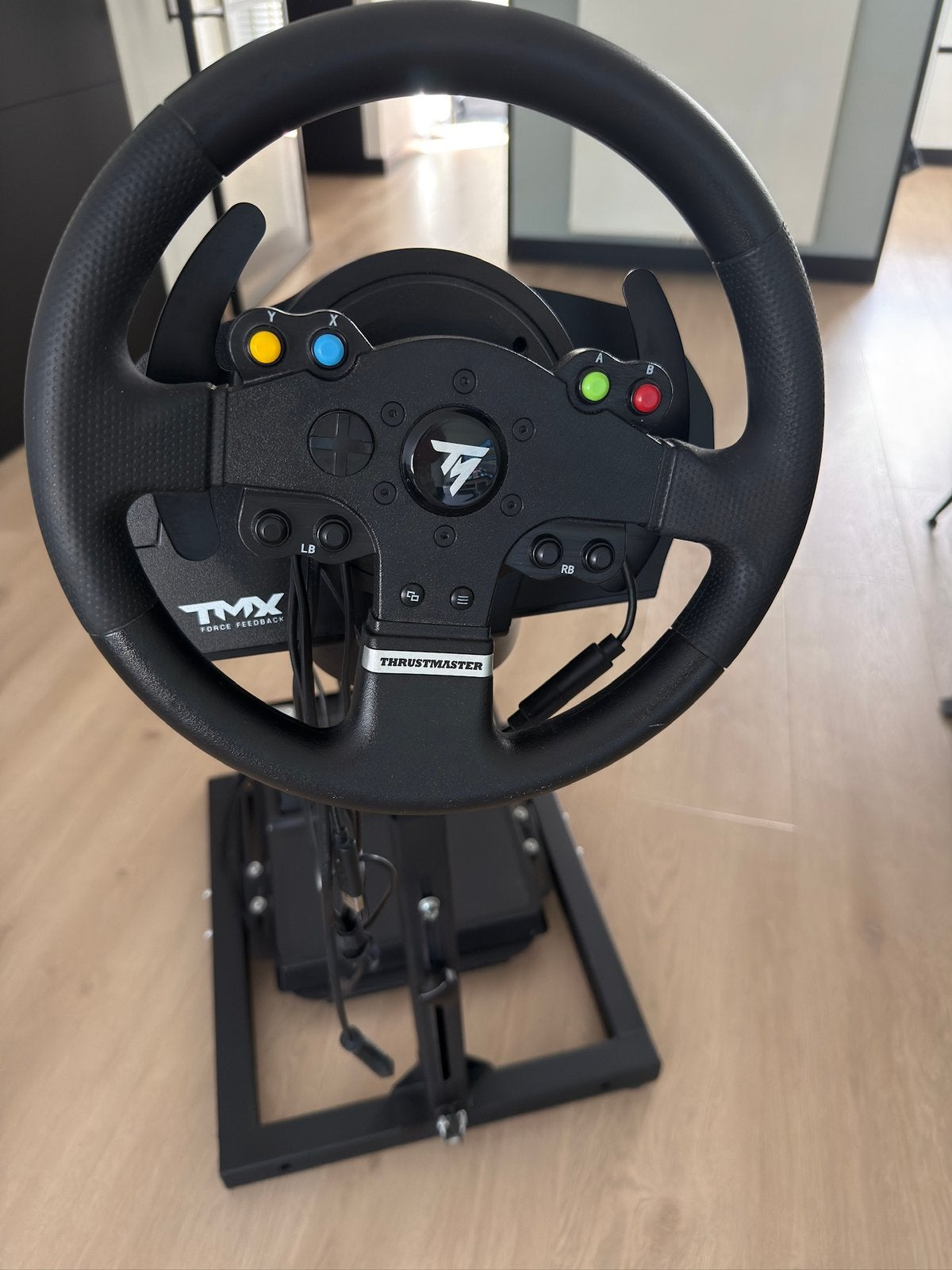 Racestuur Thrustmaster TMX Pro+T3PA pedalen+Wheel Stand, Spelcomputers en Games, Spelcomputers | Xbox | Accessoires, Ophalen, Zo goed als nieuw