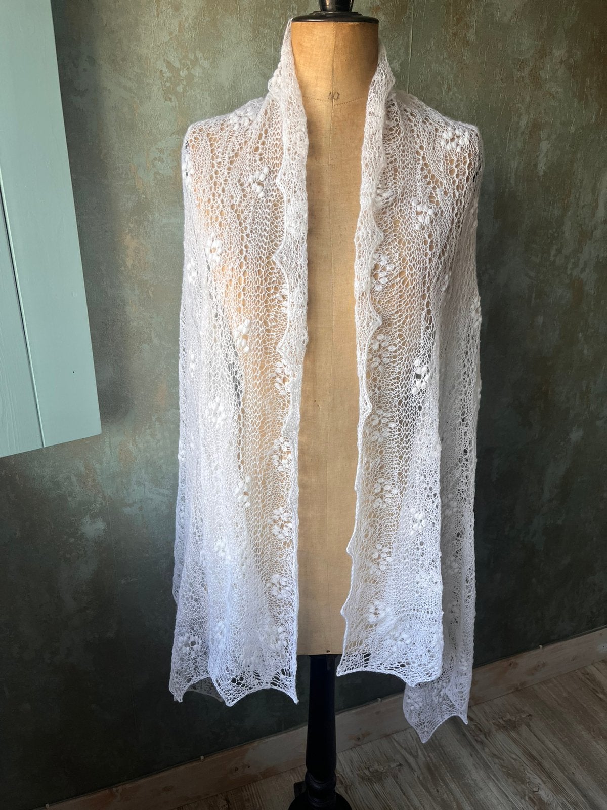 Handgebreide witte “Haapsalu Shawl”/ Omslagdoek /Stola, Ophalen of Verzenden, Nieuw, Wit, Accessoires
