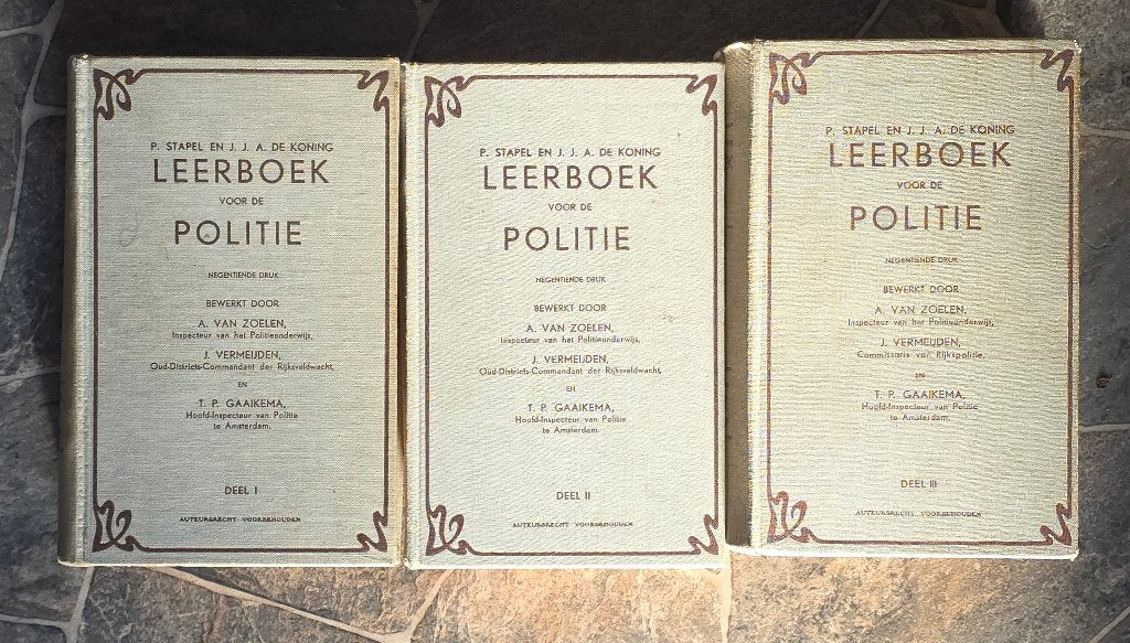 Leerboek voor de Politie – 3 delen – 1947 – compleet, Ophalen