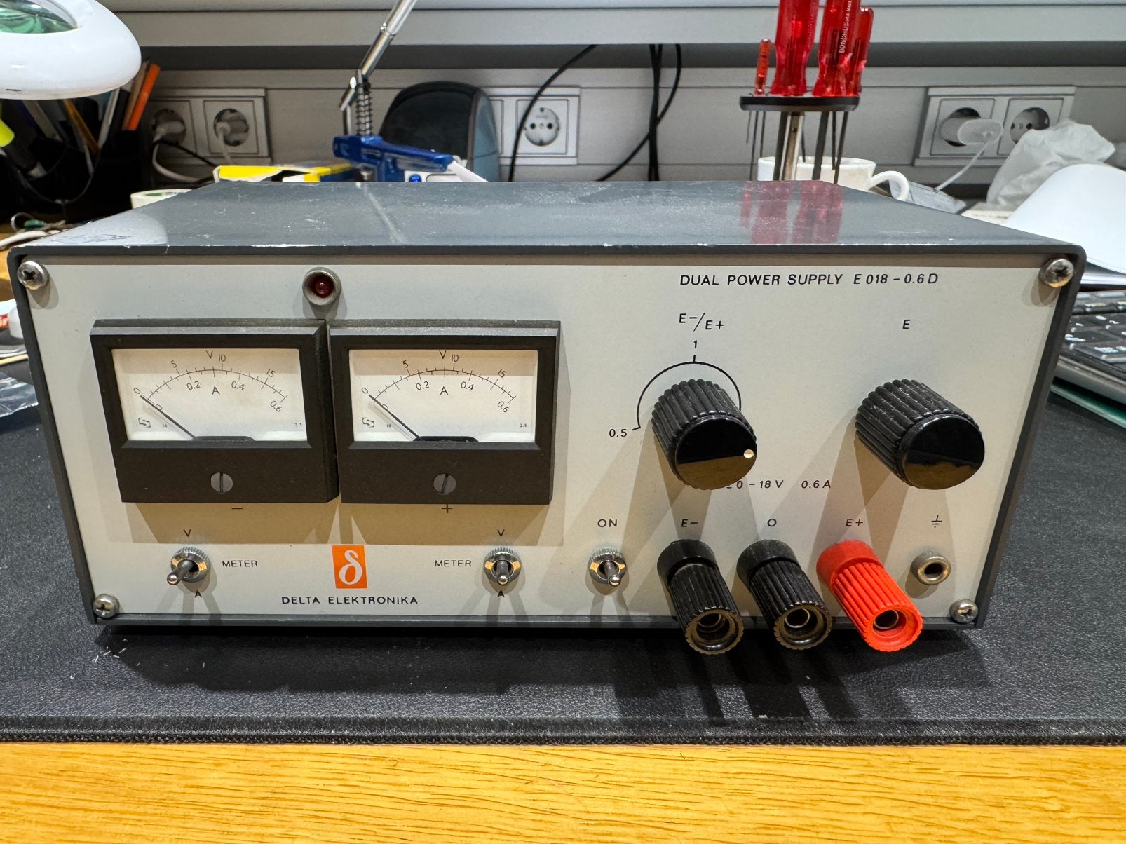 Delta Dual Powersupply E018-0,6D, Ophalen of Verzenden, Gebruikt, Elektriciteit