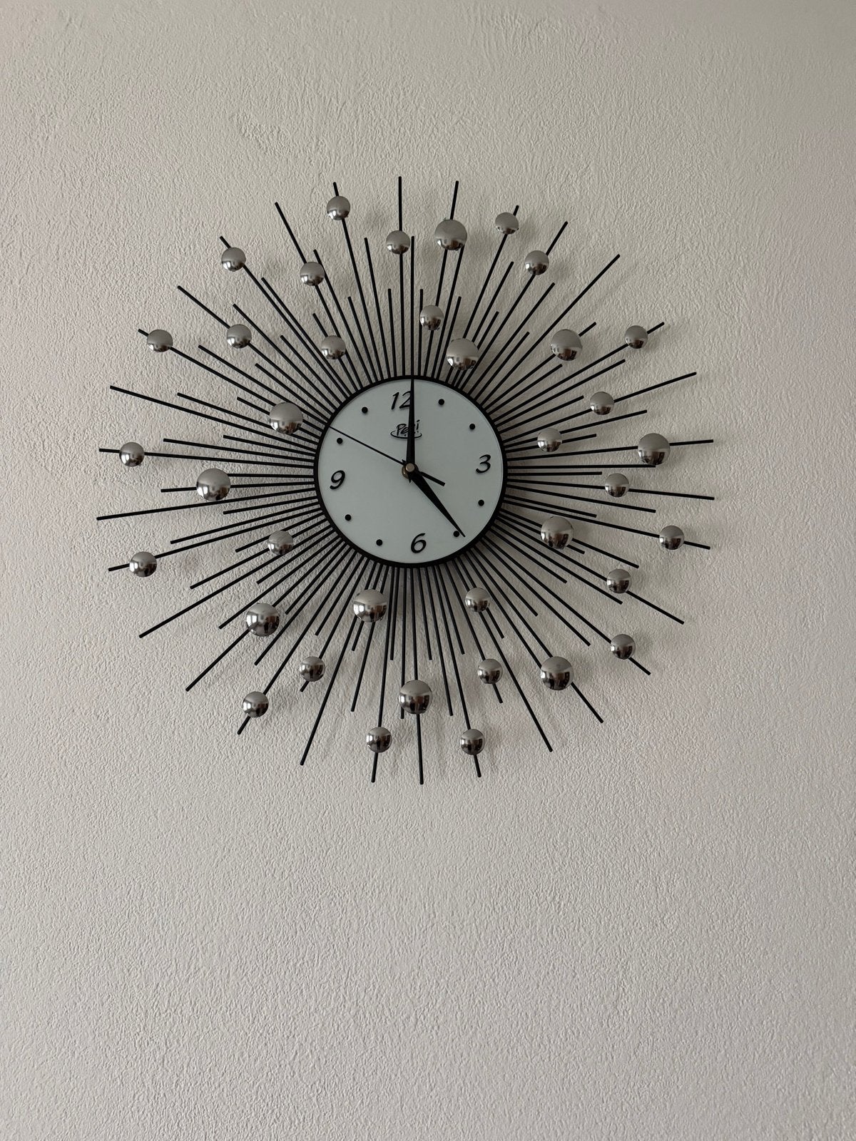 Moderne wandklok met zilveren bollen - Peri Glass, Huis en Inrichting, Wandklok, Analoog, Werkt op batterijen, Ophalen of Verzenden