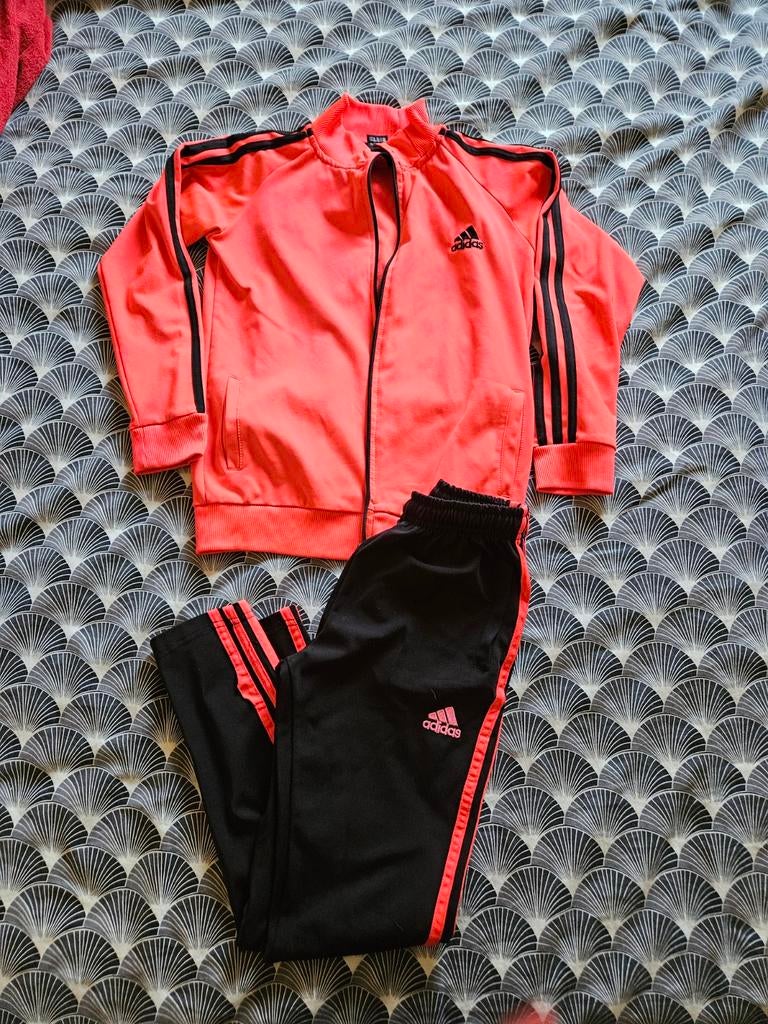 Adidas trainingspak maat 164 knalroze, Kinderen en Baby's, Adidas, Gebruikt, Meisje, Ophalen of Verzenden