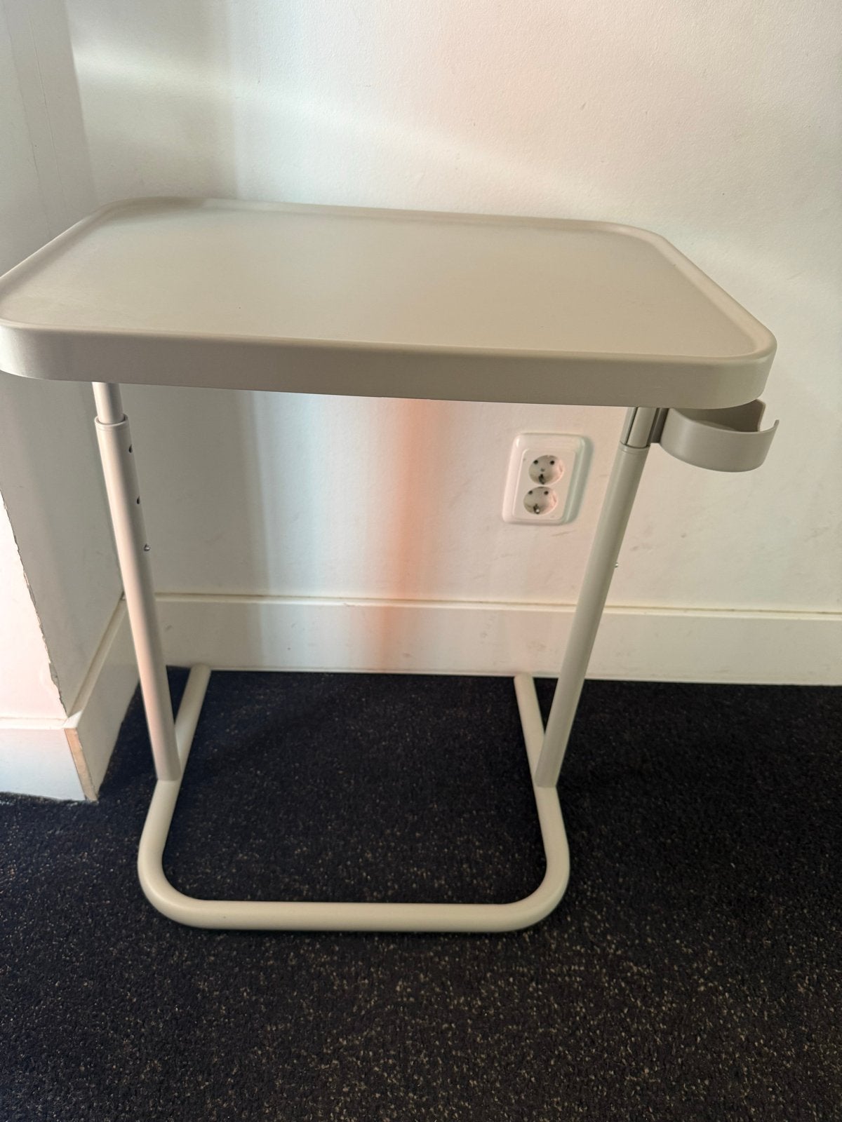 Ikea  vestelbaar  bijzettafeltje met bekerhouder, Ophalen, Minder dan 55 cm, Gebruikt, Metaal of Aluminium