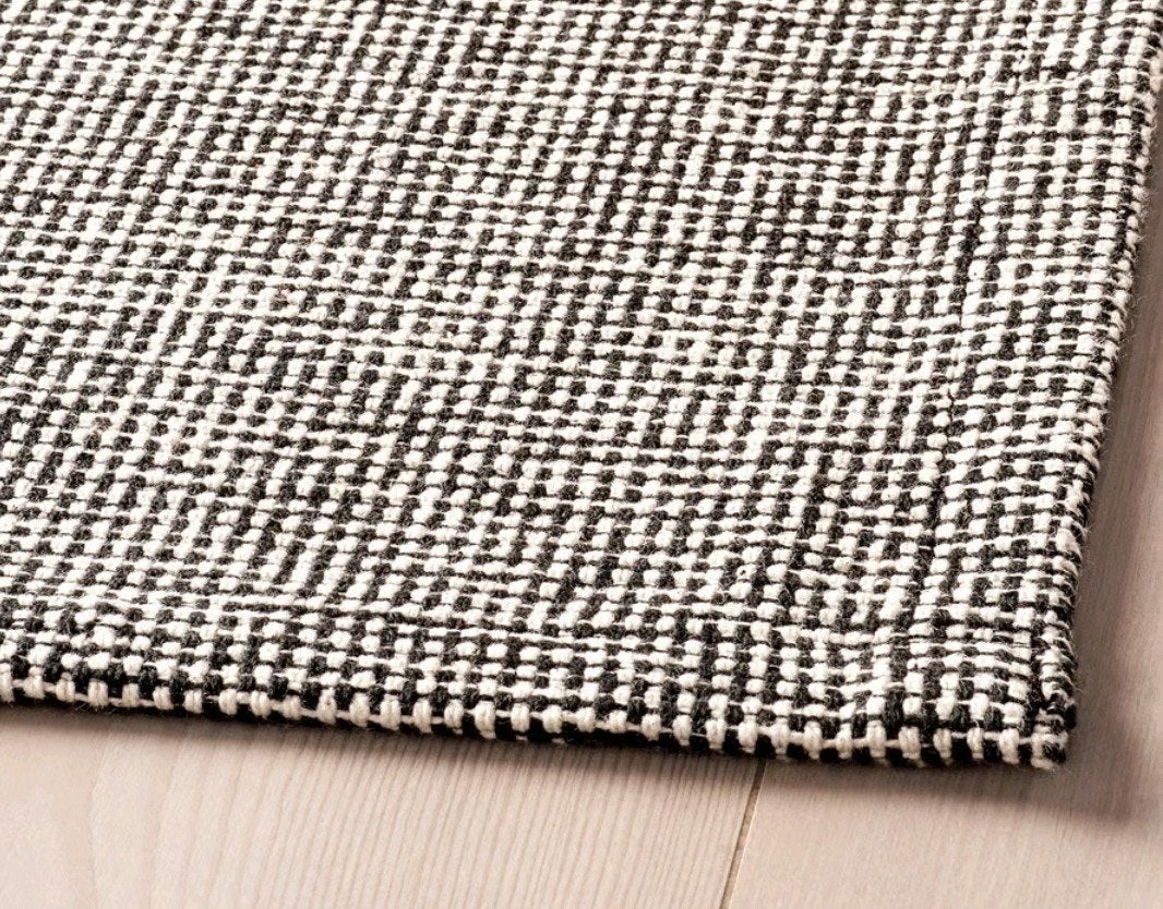 Ikea TIPHEDE Vloerkleed zwart/naturel 155x220 cm, 150 tot 200 cm, 200 cm of meer, Ophalen of Verzenden, Zo goed als nieuw