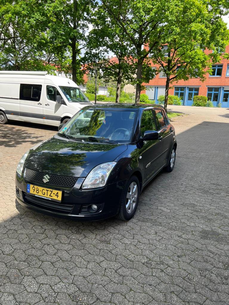 Suzuki Swift 1.3 5D 2008 Zwart per 8-6-2026 beschikbaar, Auto's, Stof, 40 €/maand, 400 kg, Origineel Nederlands