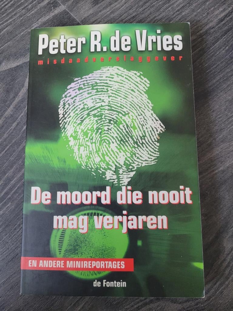 P.R. de Vries - De moord die nooit mag verjaren, Ophalen of Verzenden, Zo goed als nieuw, P.R. de Vries