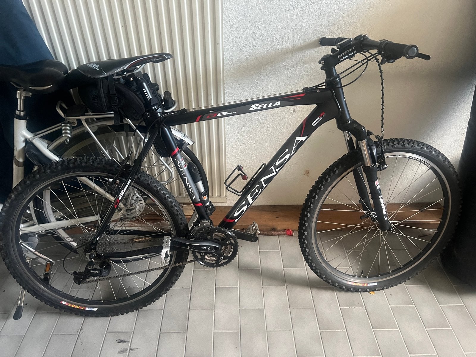 Sensa Sella mountainbike - Zwart met rode accenten, Gebruikt, Hardtail, Heren, Schijfrem