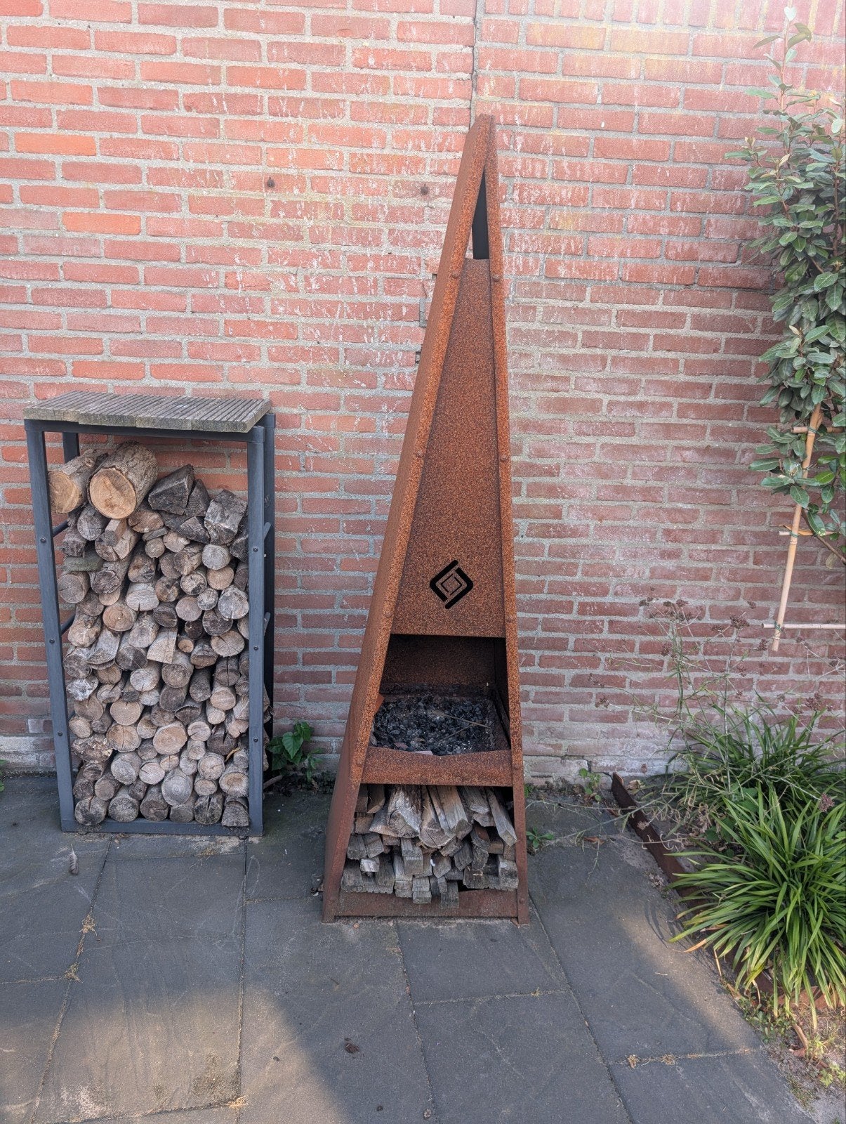 200cm Hoge Kachel met Haardhout en Pookset, Ophalen