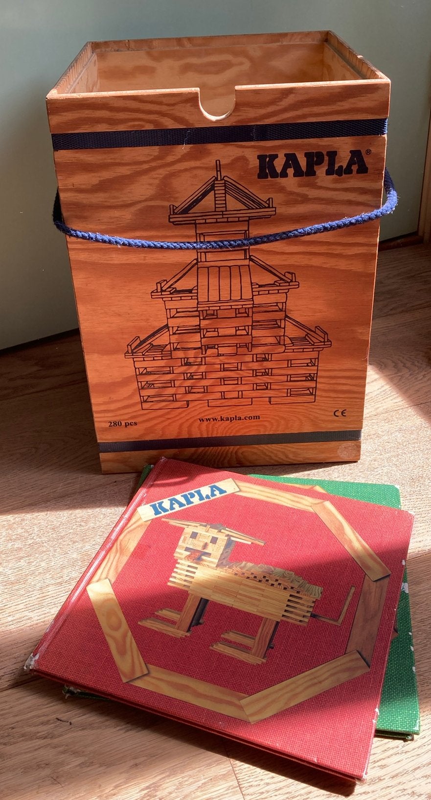 Houten doos met 280 stuks houten Kapla en 2 boekjes, Kinderen en Baby's, Ophalen, Gebruikt