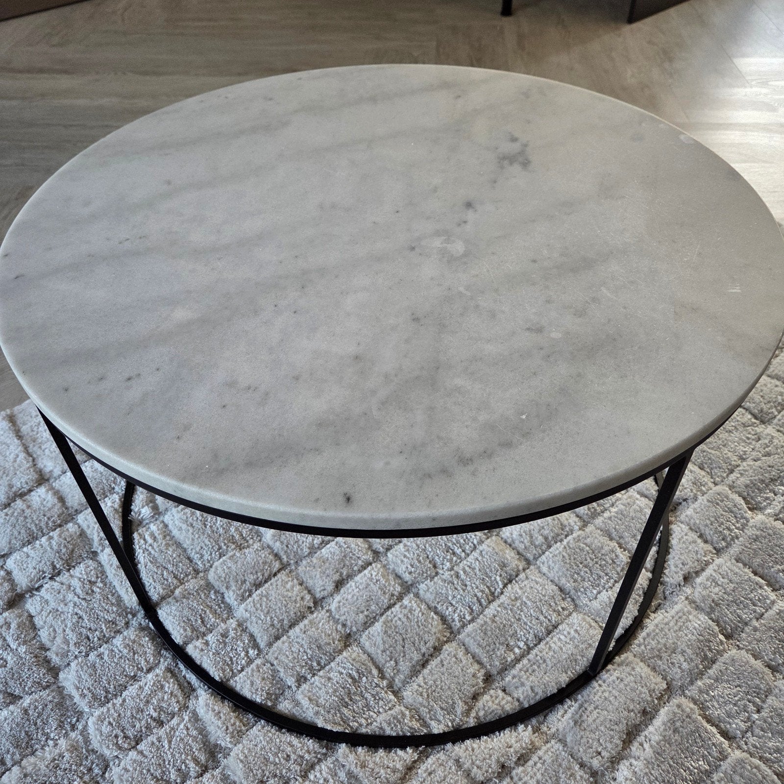 Mooie ronde salontafel met een stijlvol marmeren blad, Huis en Inrichting, Tafels | Salontafels, Ophalen, 50 tot 100 cm, Rond