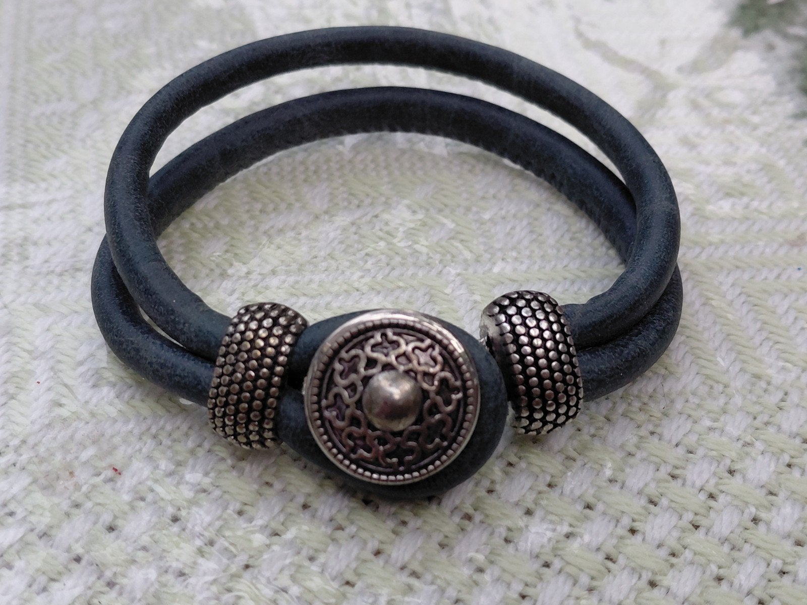 Fraai bewerkt zilverkleurig armbandje., Ophalen of Verzenden, Zilver, Overige materialen