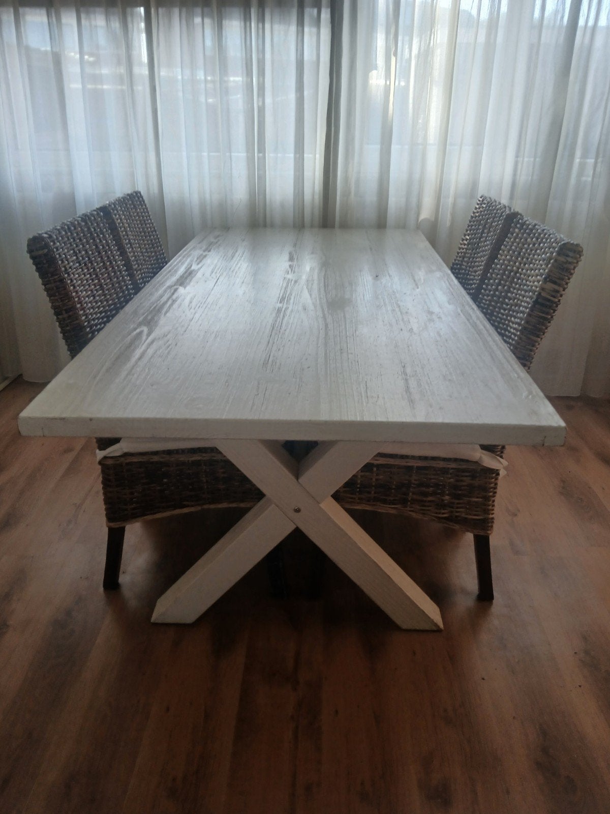 Robuuste eettafel met X-poot en 4 rieten stoelen, Ophalen, Gebruikt, Overige materialen, 50 tot 100 cm